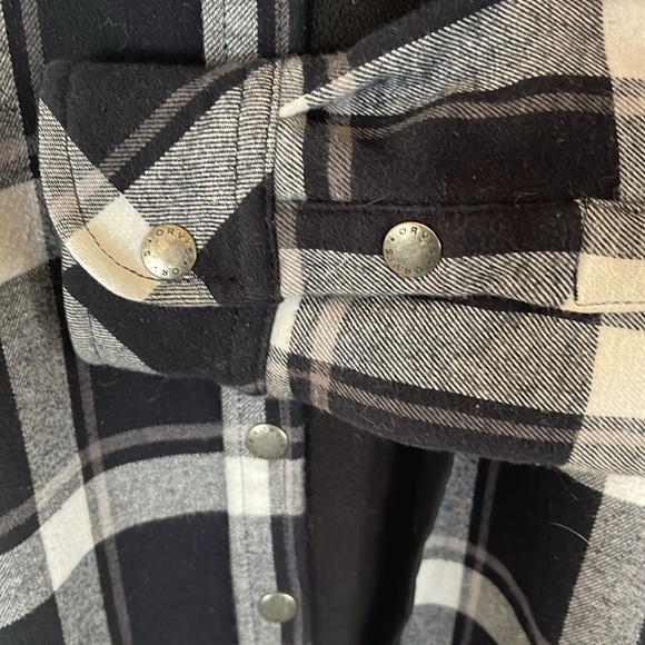 Light button down - Picture 4 of 5